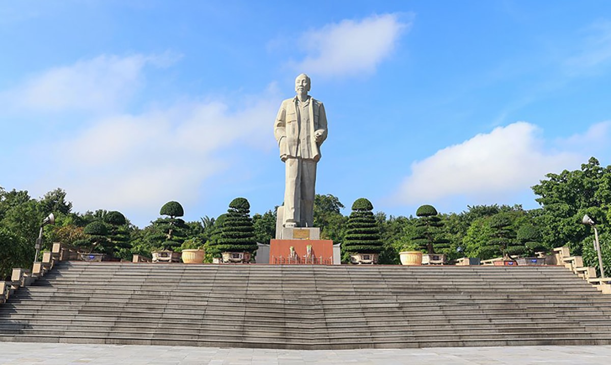 Quảng trường và tượng Chủ tịch Hồ Chí Minh